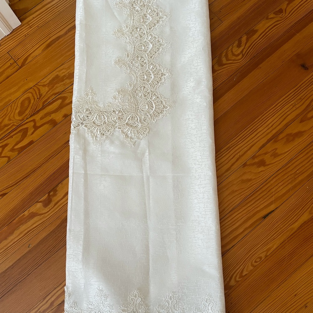 Tablecloth - Picture 2 of 5